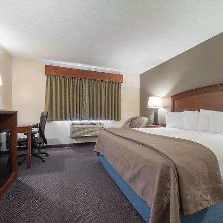 Americinn By Wyndham Hutchinson Bagian luar foto
