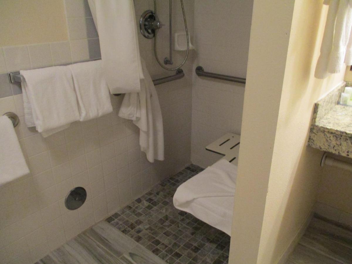 Americinn By Wyndham Hutchinson Bagian luar foto