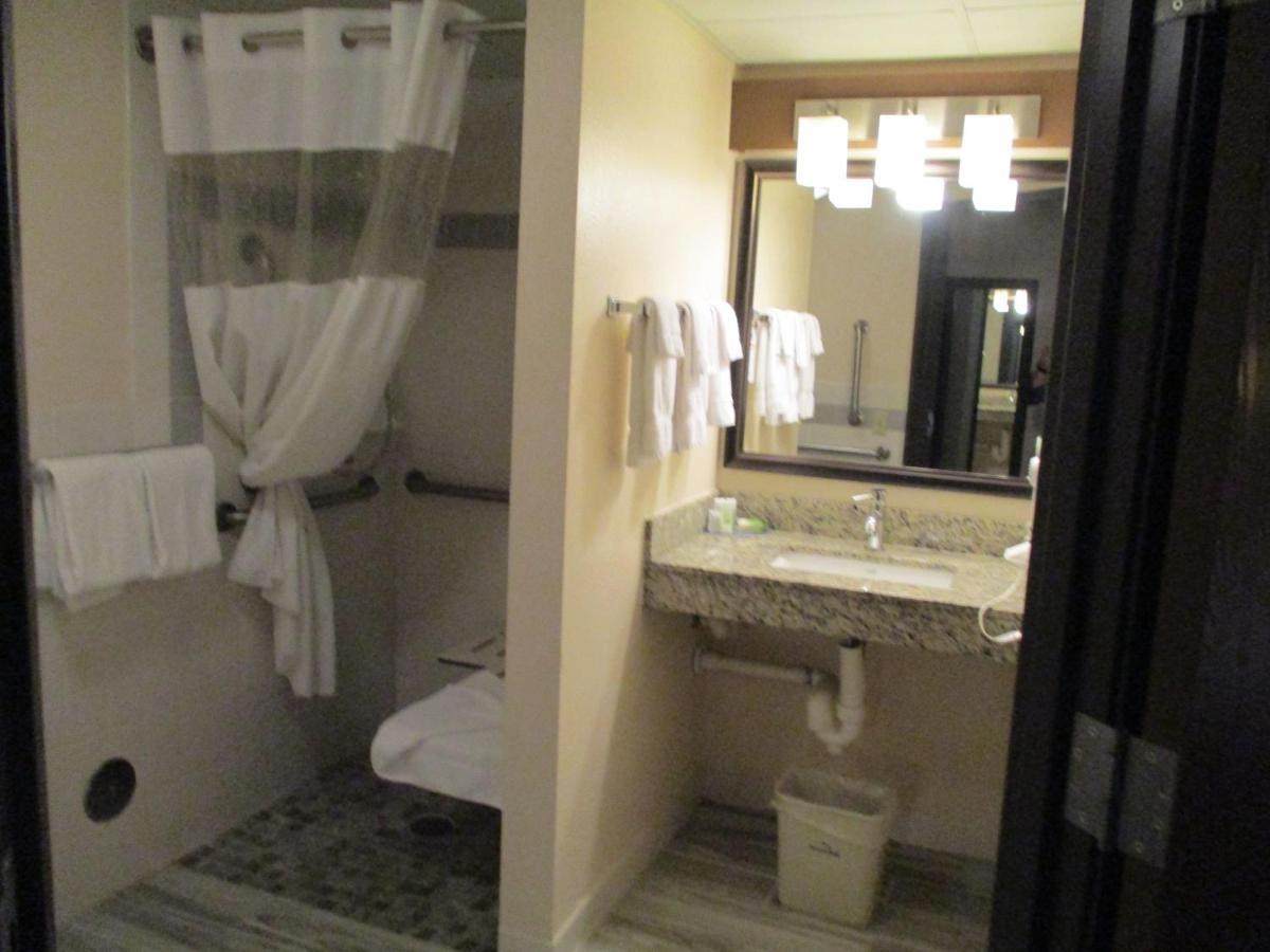 Americinn By Wyndham Hutchinson Bagian luar foto