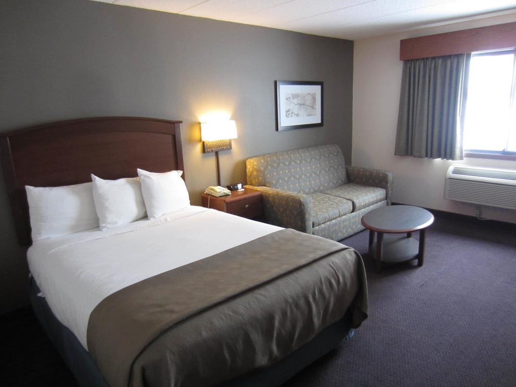 Americinn By Wyndham Hutchinson Bagian luar foto