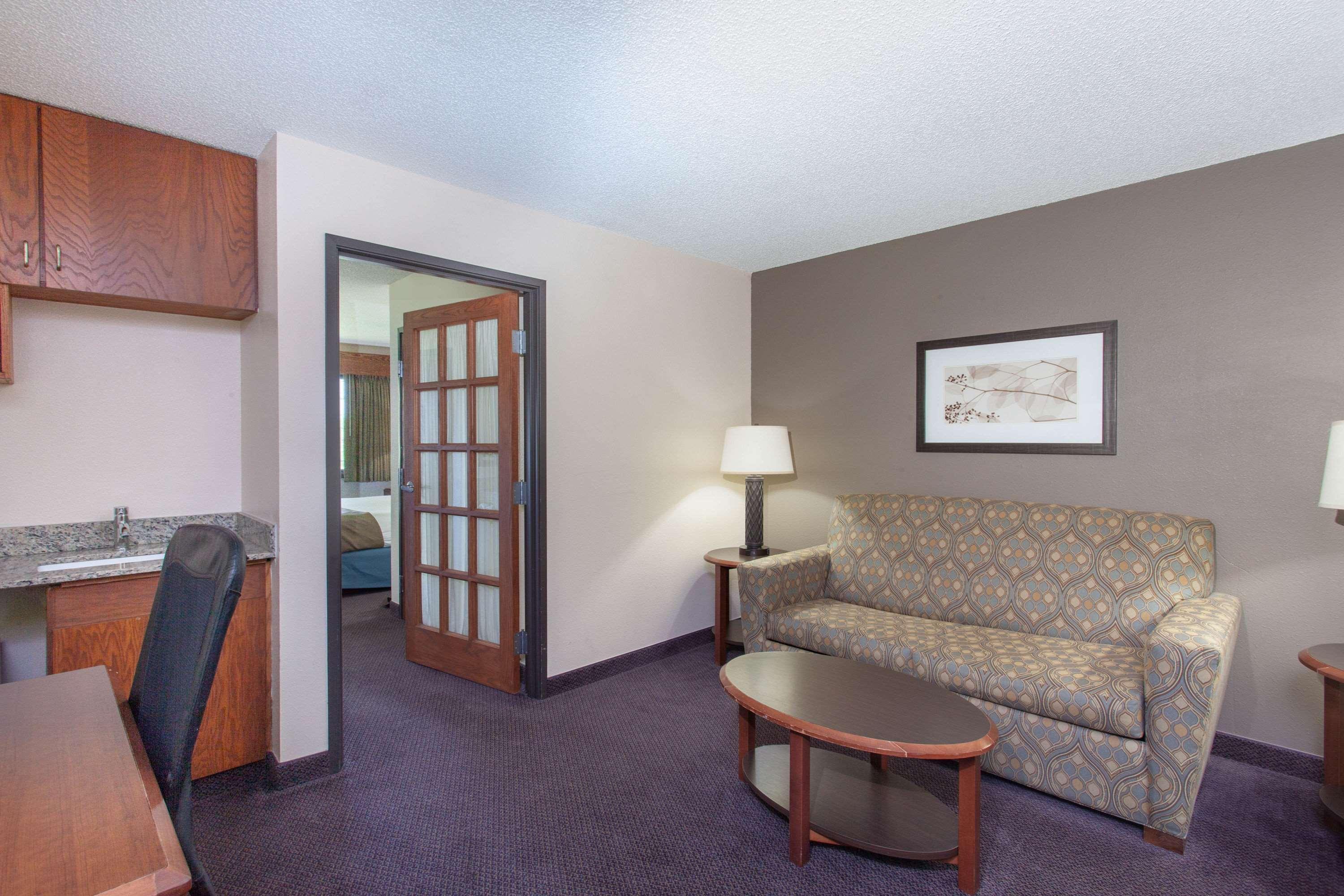 Americinn By Wyndham Hutchinson Bagian luar foto