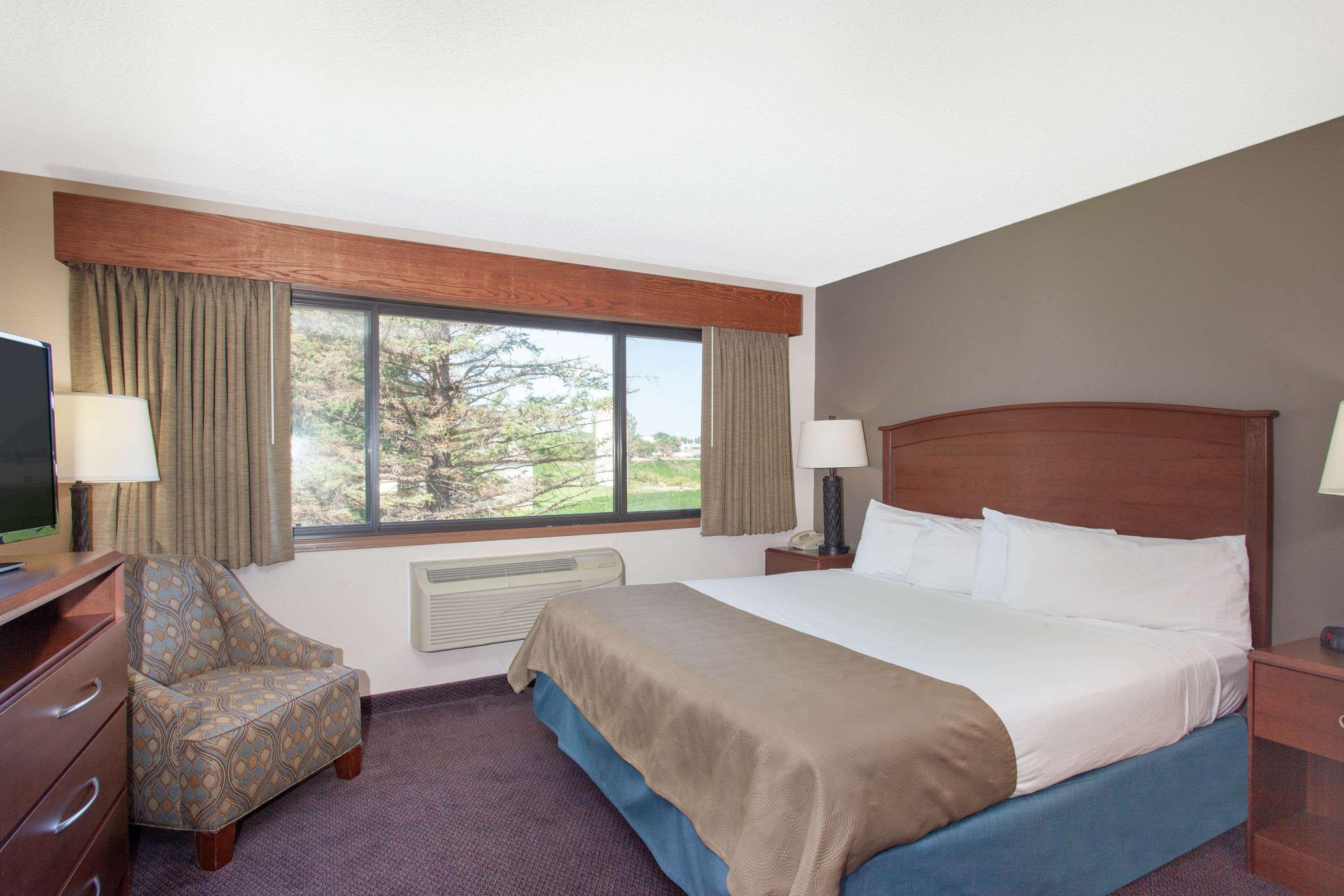 Americinn By Wyndham Hutchinson Bagian luar foto