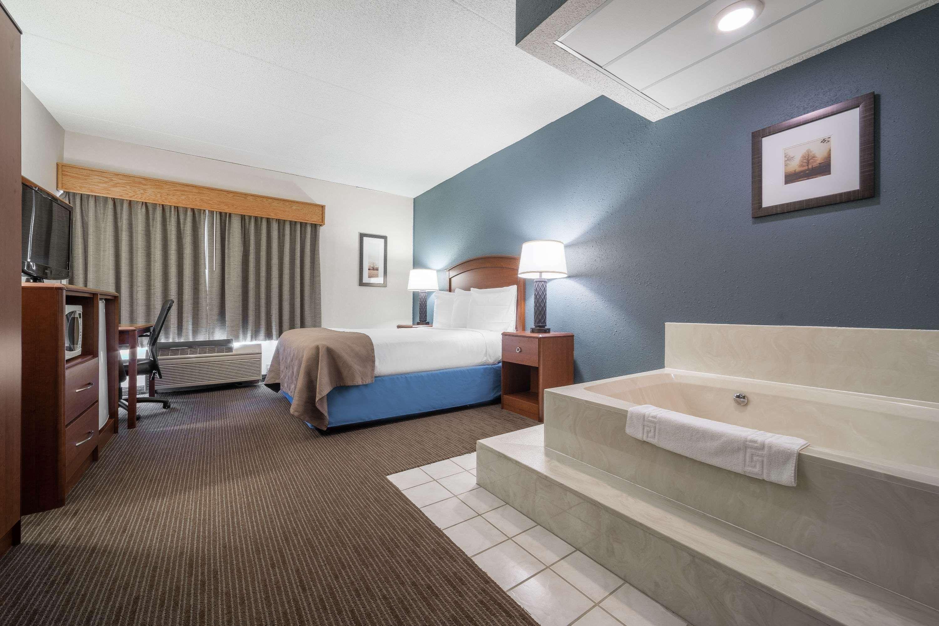 Americinn By Wyndham Hutchinson Bagian luar foto