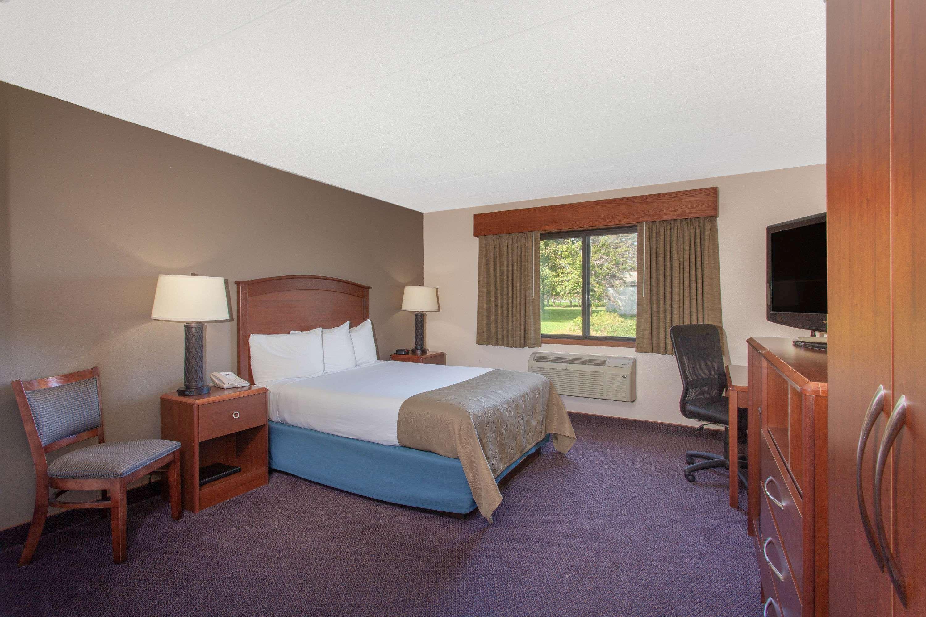 Americinn By Wyndham Hutchinson Bagian luar foto