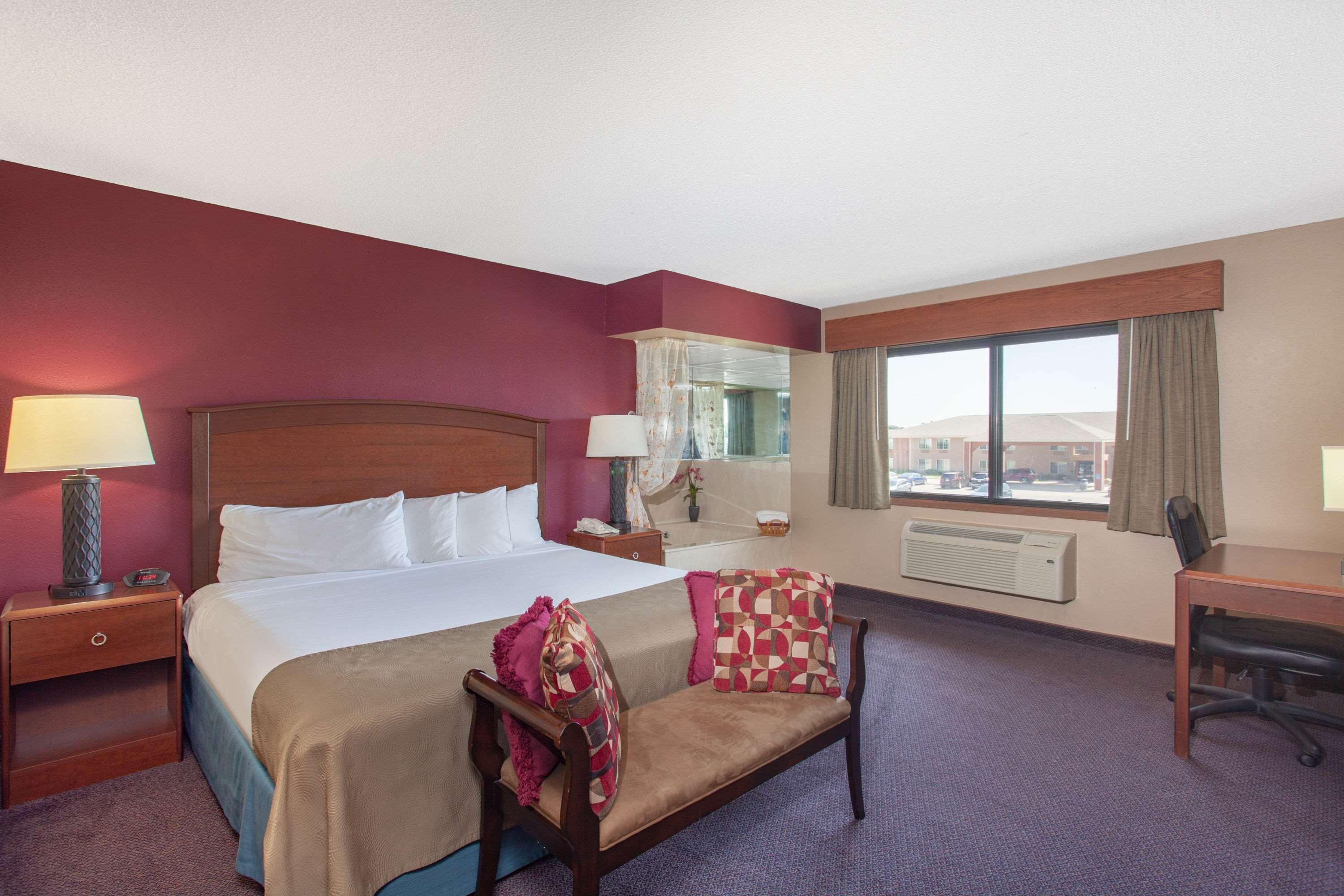 Americinn By Wyndham Hutchinson Bagian luar foto