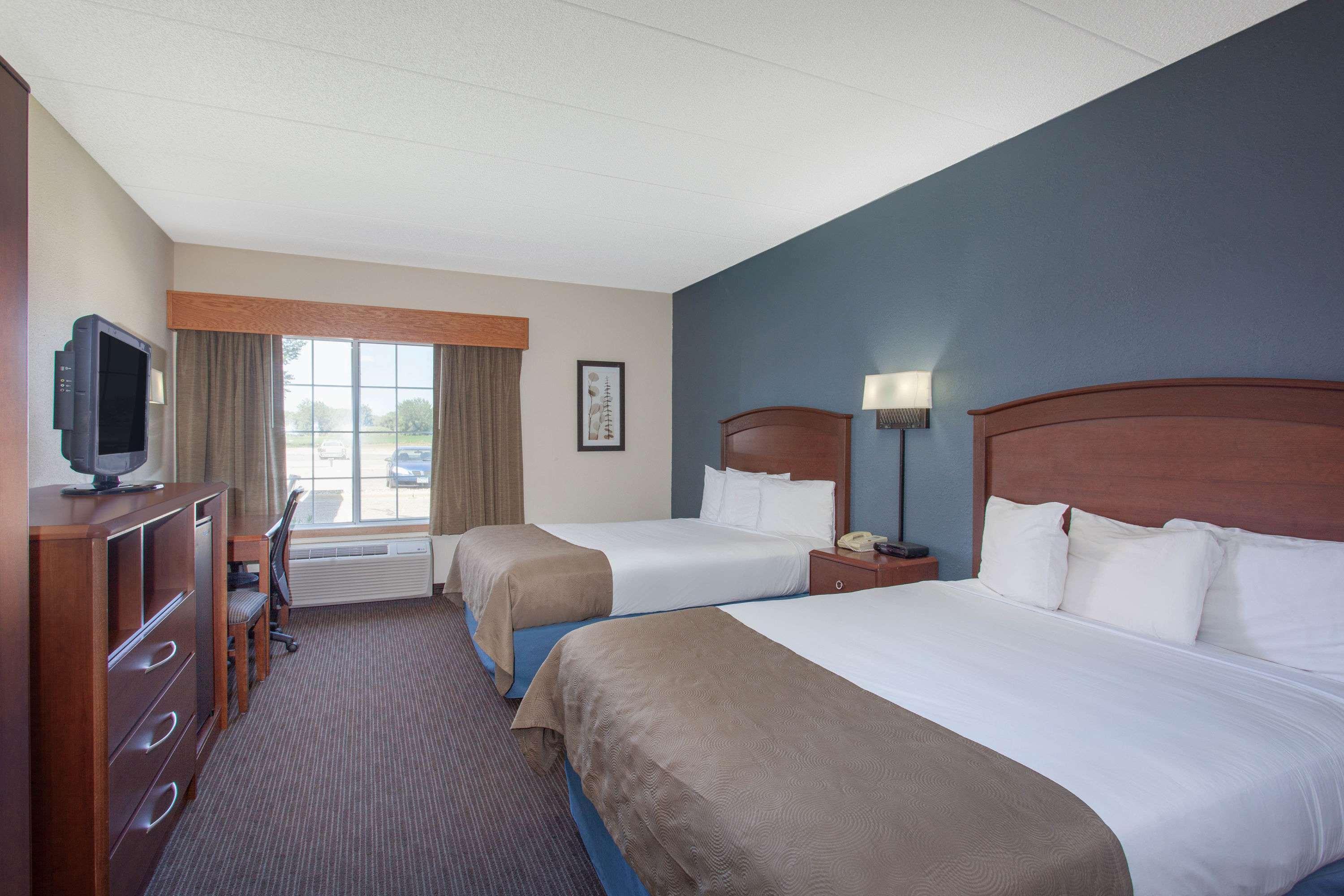 Americinn By Wyndham Hutchinson Bagian luar foto
