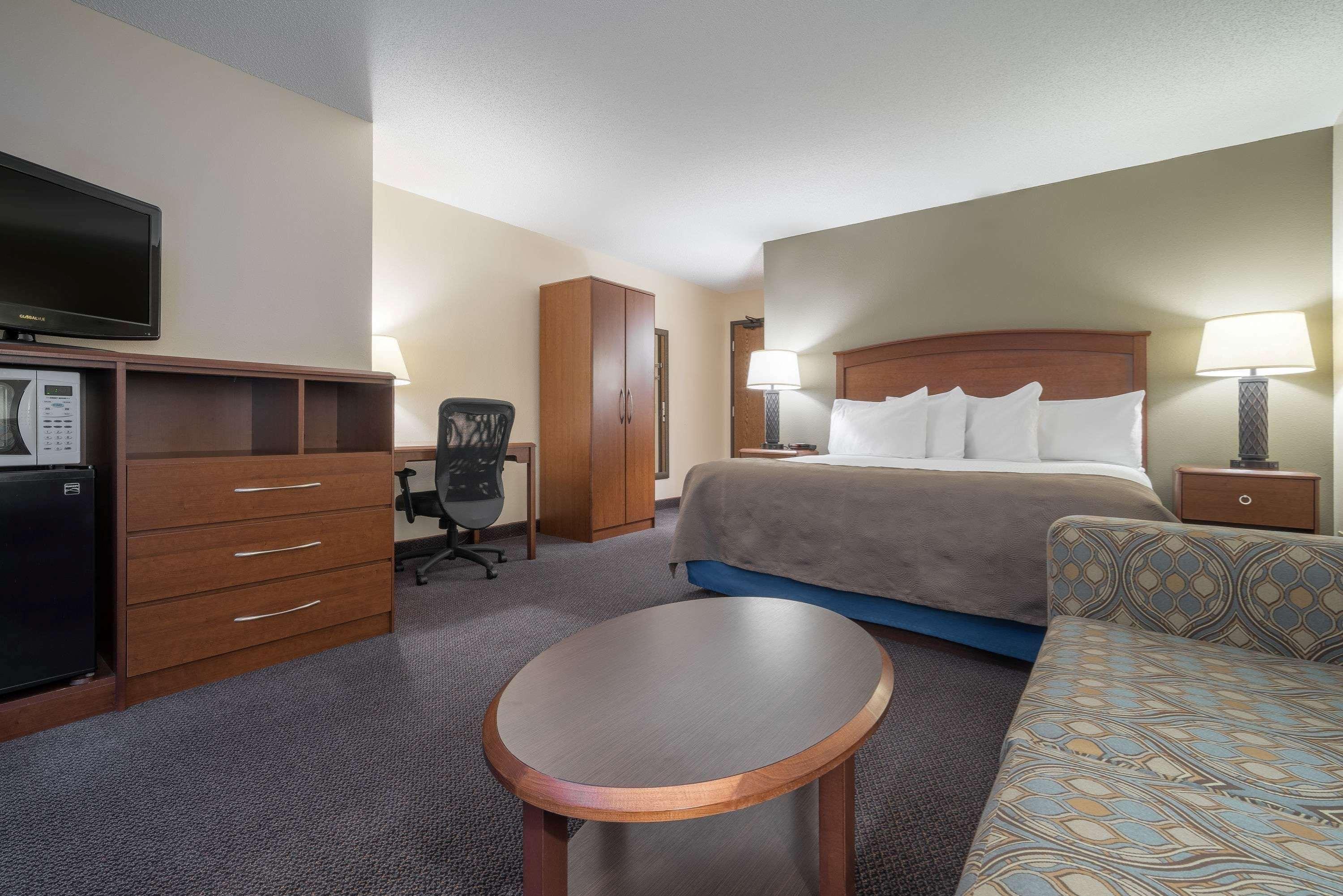 Americinn By Wyndham Hutchinson Bagian luar foto