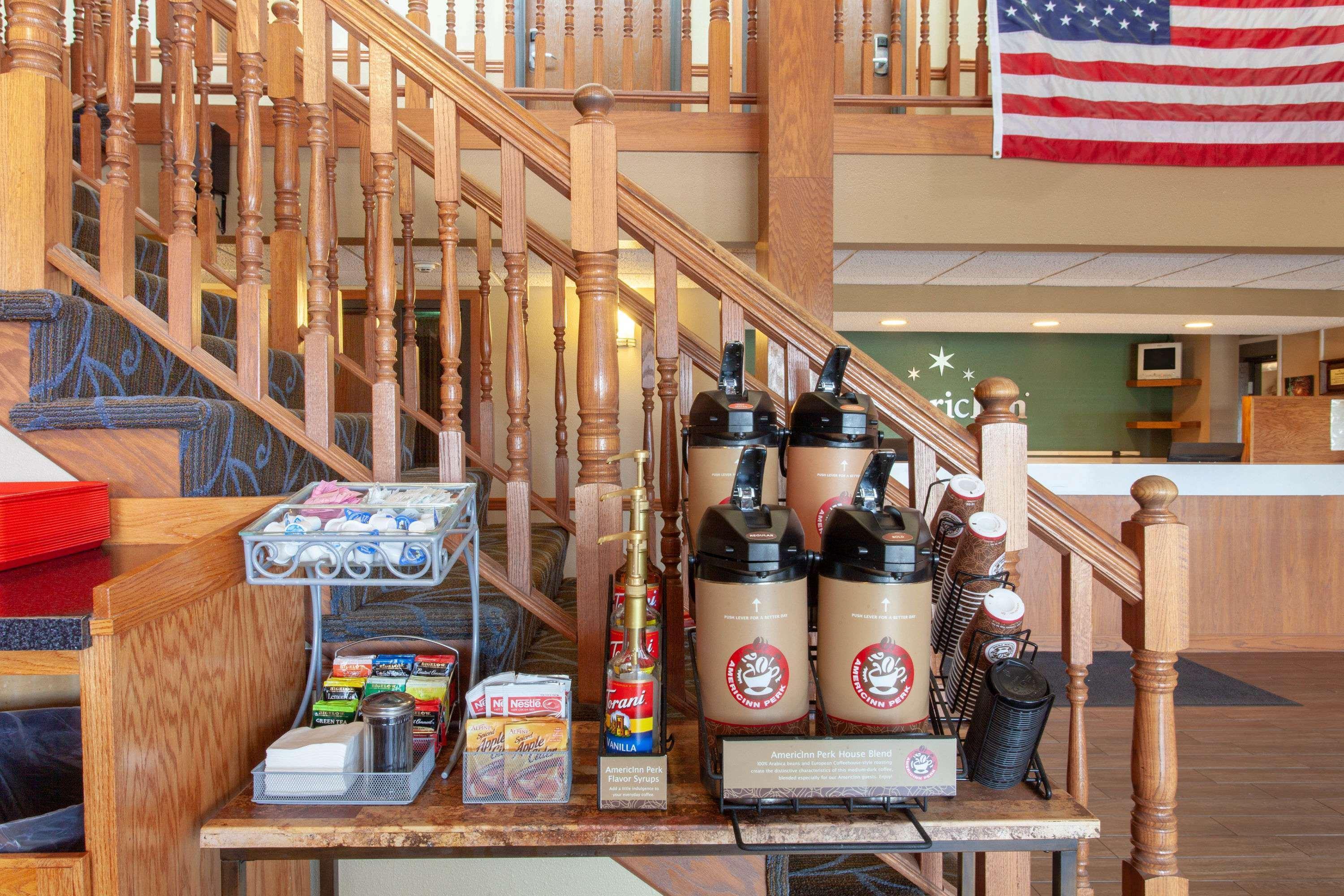 Americinn By Wyndham Hutchinson Bagian luar foto