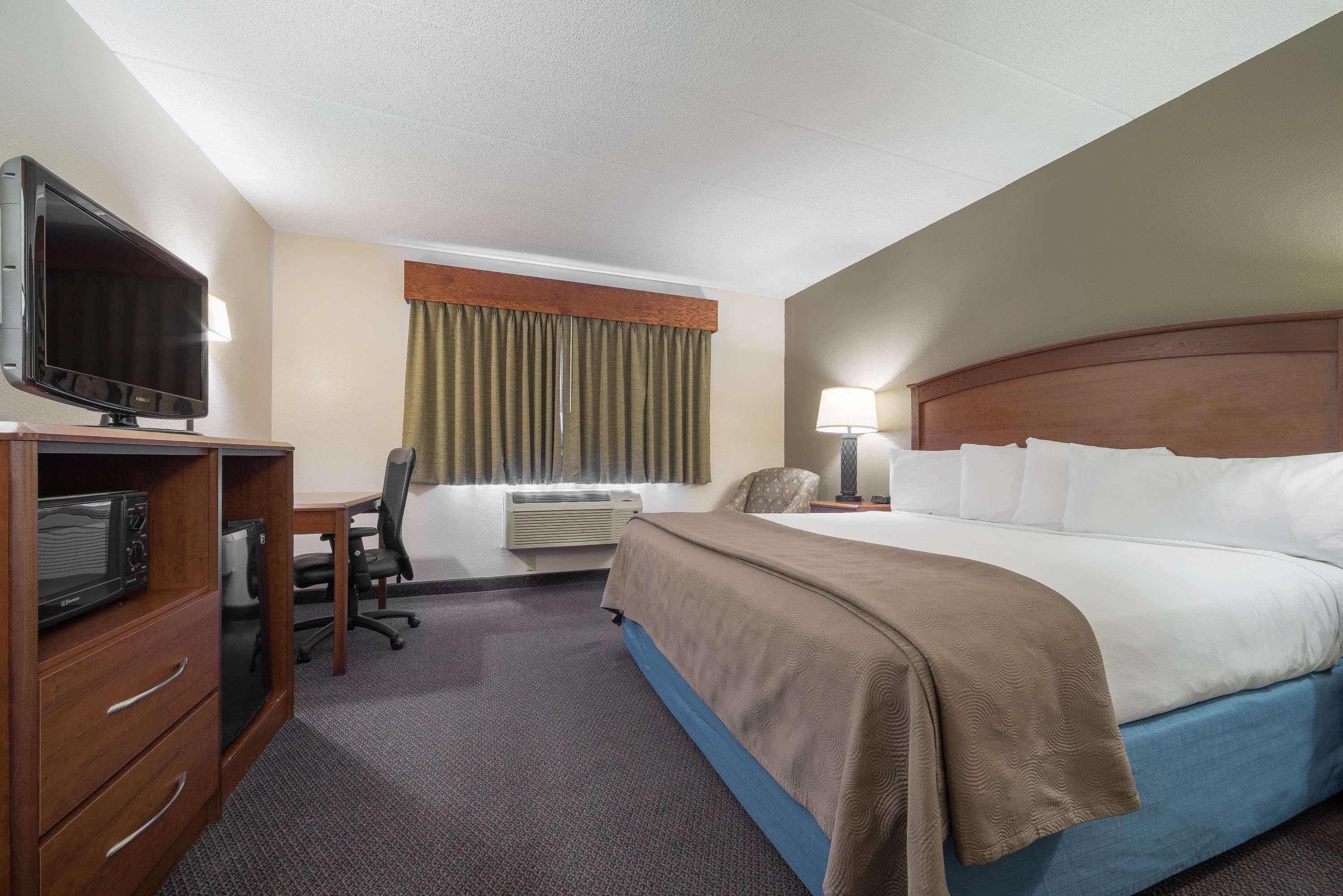 Americinn By Wyndham Hutchinson Bagian luar foto