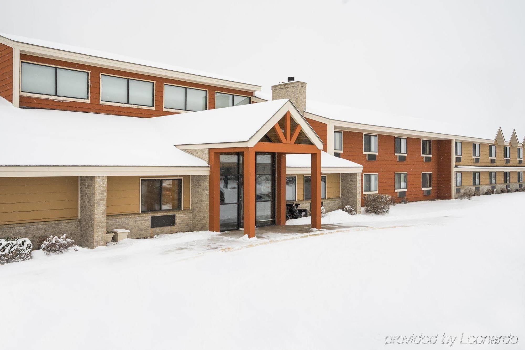Americinn By Wyndham Hutchinson Bagian luar foto