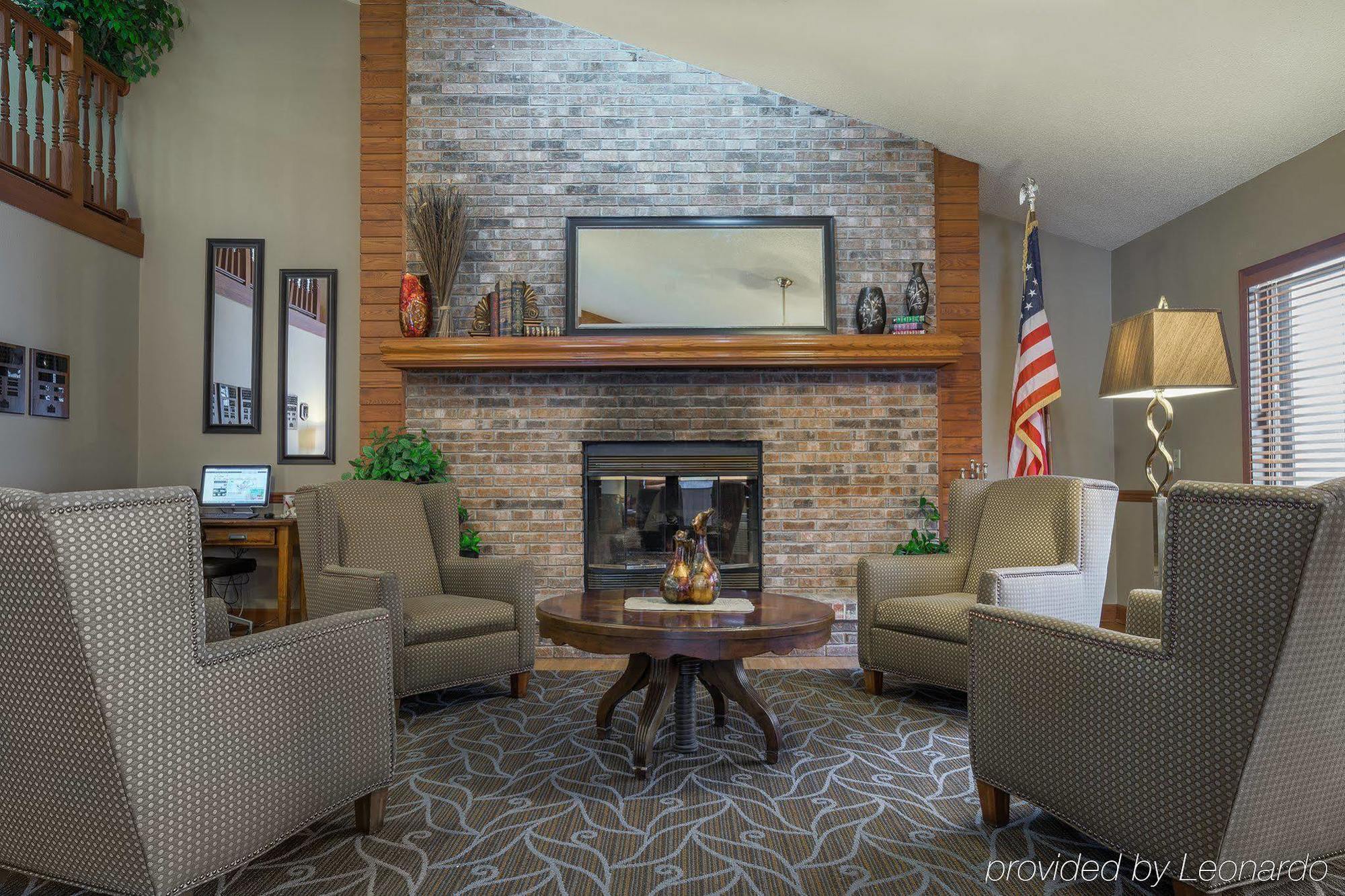 Americinn By Wyndham Hutchinson Bagian luar foto
