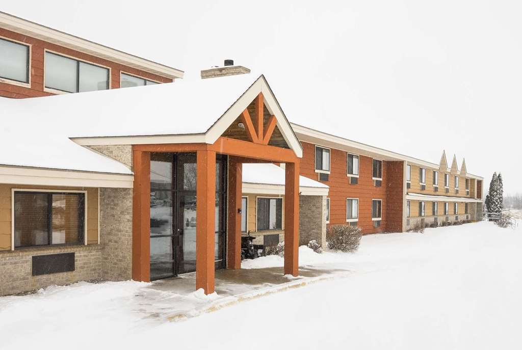 Americinn By Wyndham Hutchinson Bagian luar foto