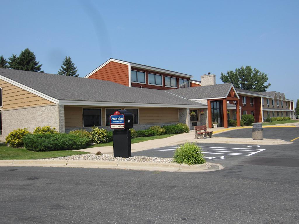 Americinn By Wyndham Hutchinson Bagian luar foto